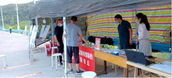 军店镇：严守高速路口 把牢疫情防控“第一关”