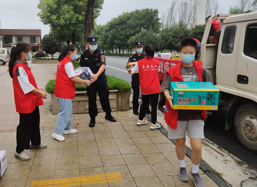 爱心接力 助力抗疫 房县大爱义工联合转赠爱心物资