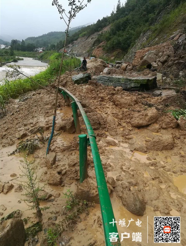 注意！房县447省道山体滑坡交通中断，过往车辆请绕行！