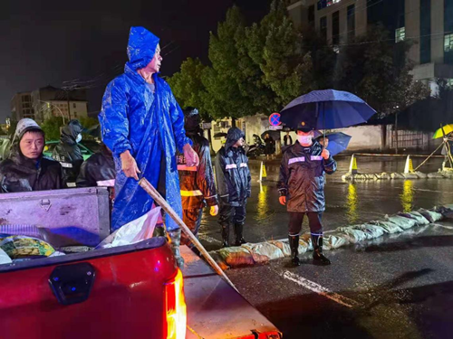 县城管执法局防汛应急队快速处置城市内涝点