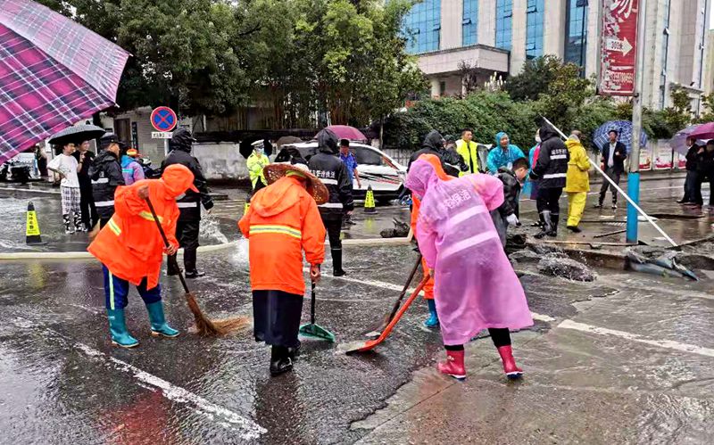 道路积涝影响通行　城管动手疏通“堵点”