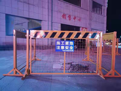 “我为群众办实事”县城管执法局：暖心围挡 守护群众安全