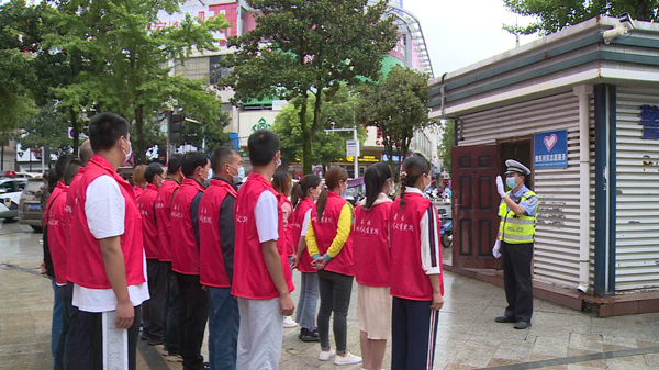 房县：文明交通劝导 志愿者在行动