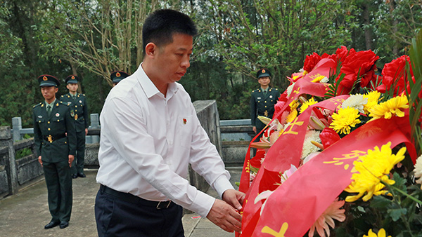 房县举行烈士公祭活动