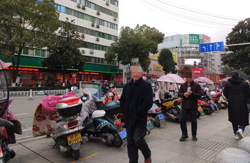 记者暗访：大部分市民出门佩戴口罩 仍有少数不戴还扎堆