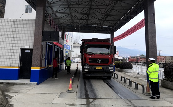 我县严厉打击货车超载运输行为