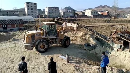 我县再次拆除两处非法砂场制砂设备