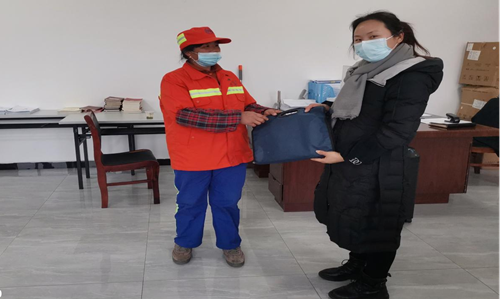 城管执法局：环卫工人拾金不昧  品德高尚温暖人心