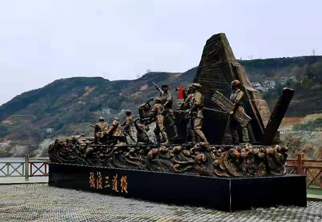 “强渡三道绳”群雕：红军精神永流传