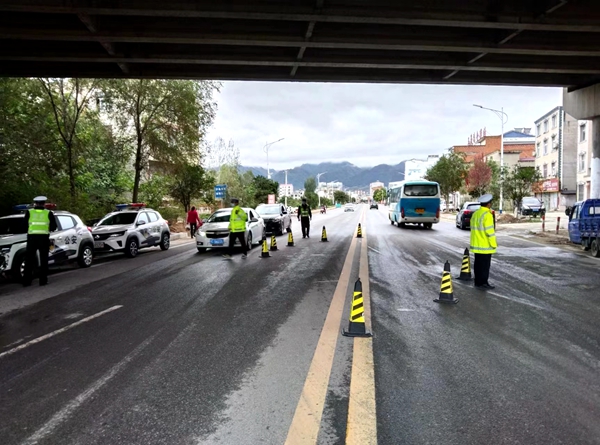 护航国庆 房县交警坚守岗位保平安