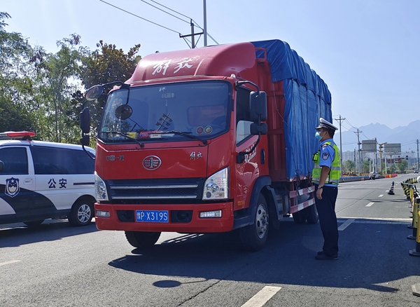 房县公安交警全力助力“无疫县城”建设
