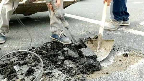 县创文办督查组：发现“五个坑” 住建局火速整改