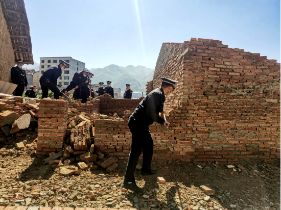 房县城管拆违治违持续发力