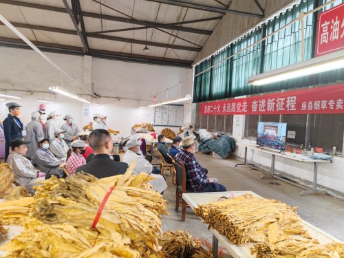 万峪河乡组织干部群众集中收听收看党的二十大开幕会