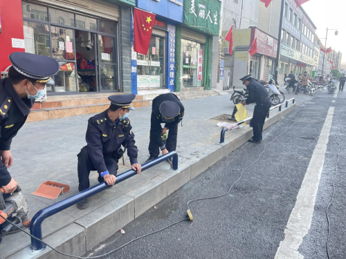 房县城管：安装“小”护栏 保证“大”安全