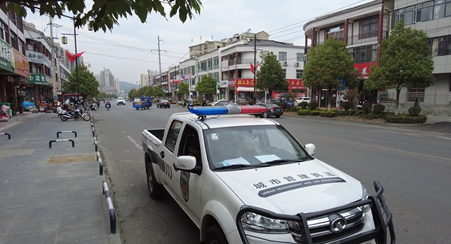 县城管执法局：加装道路防护栏  为城市系上“安全带”