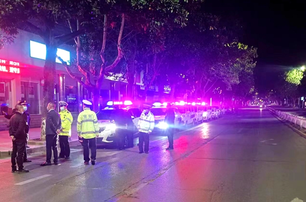 房县交警开展“凌晨行动”整治“马路市场”