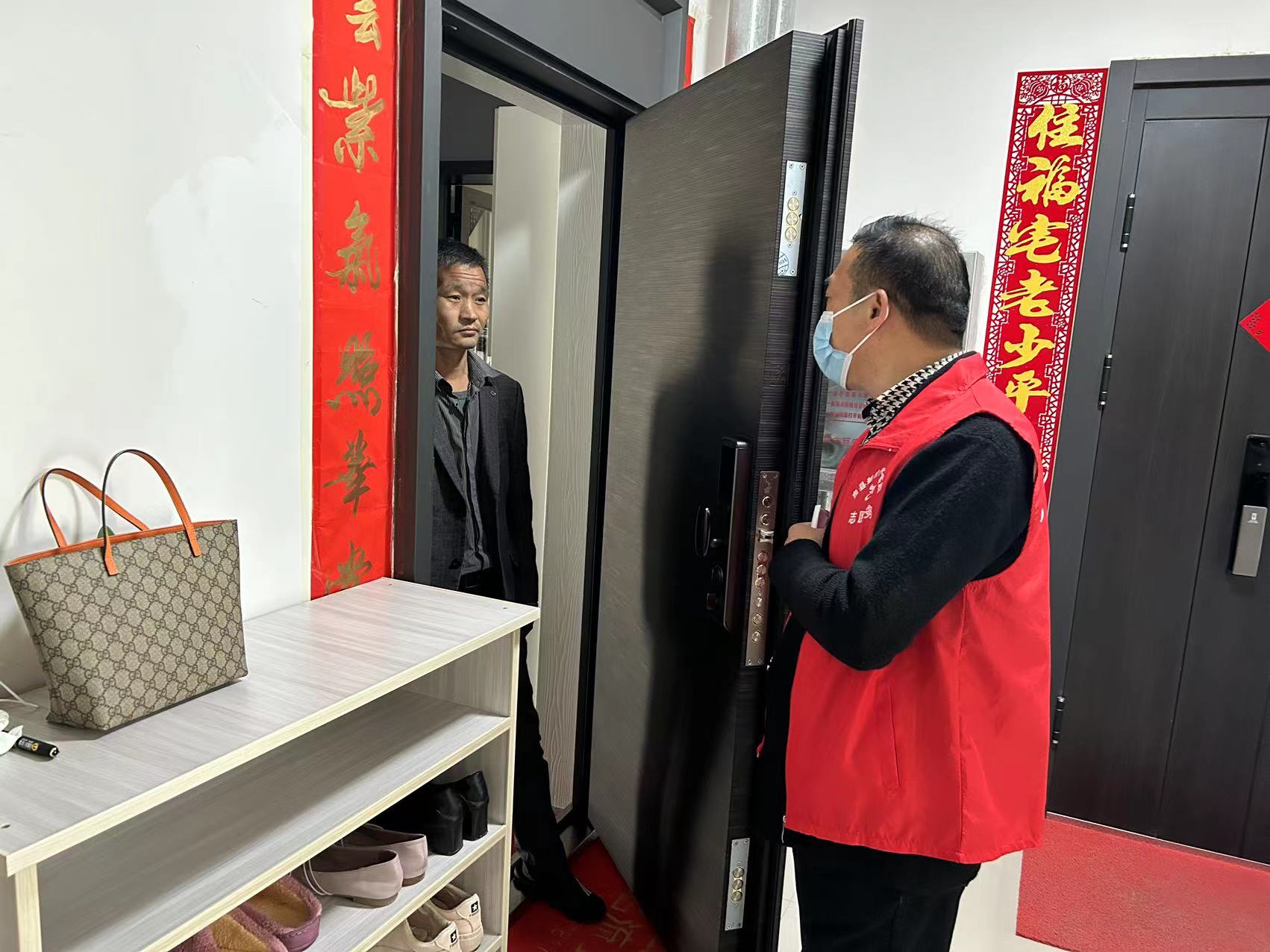 融媒体中心：“疫”不容辞 下沉小区 开展返房排查