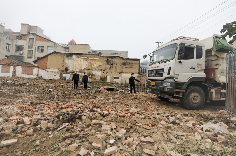 房县法院：规范流动摊点经营 助力文明城市创建