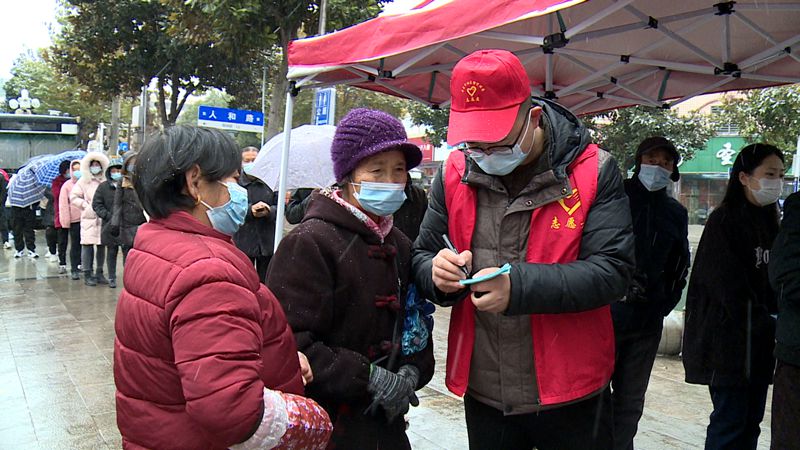 风雪中，最美不过“白”与“红”