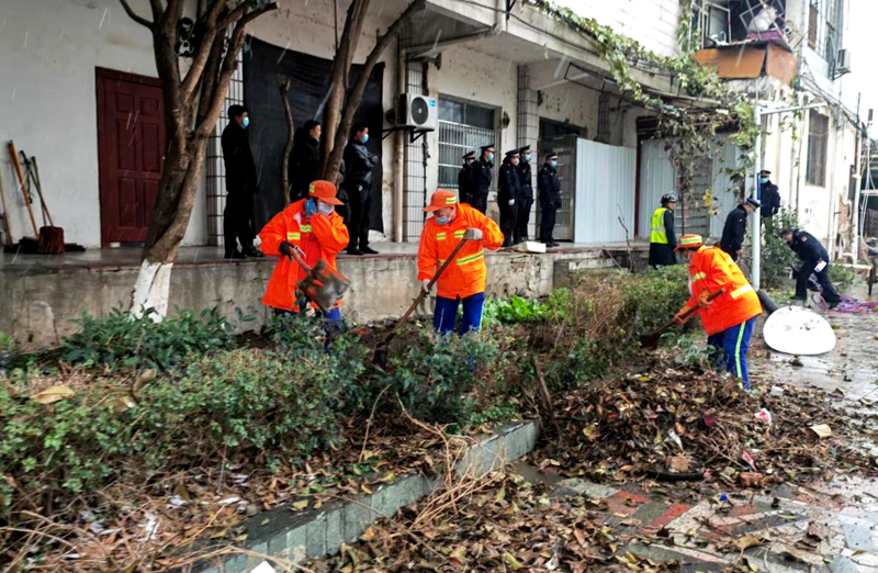 房县城管：开展创文整治 为西河公园美颜