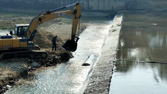 房县对城区橡胶坝进行改造升级