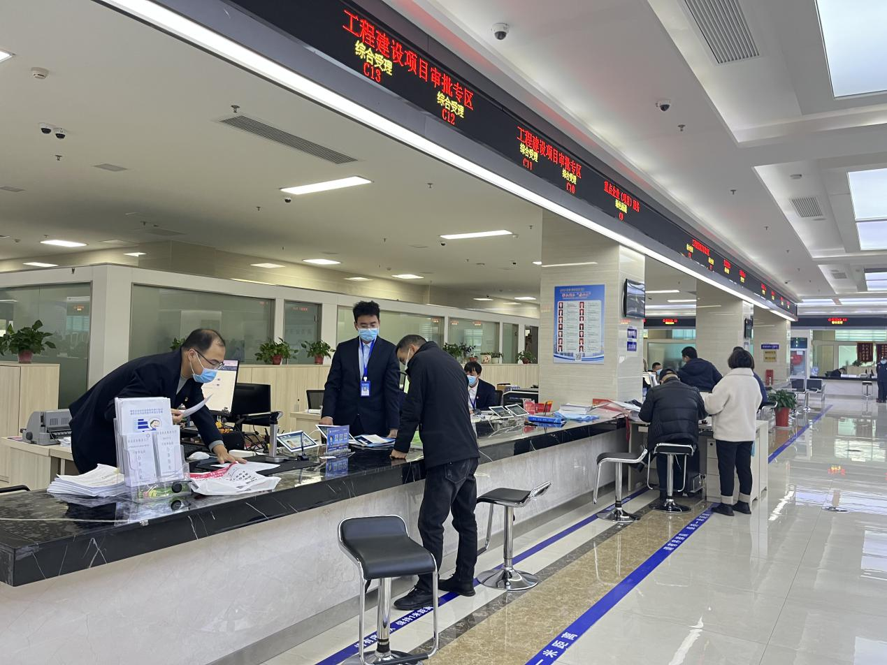 房县行政审批局： 立足三个“服务” 助力全县经济社会发展