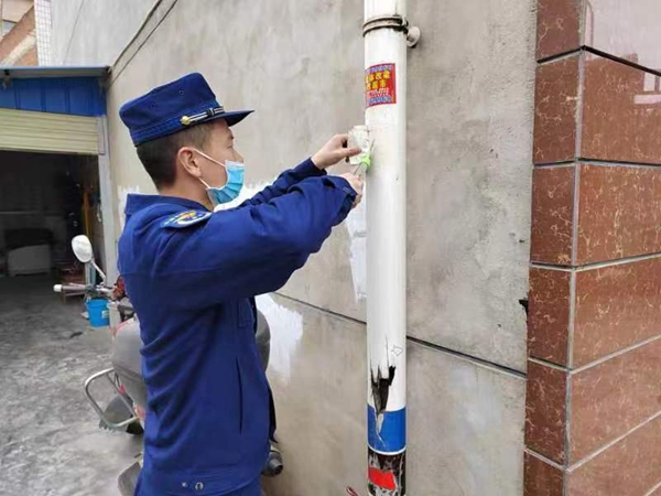 房县：“野广告”治理还城市美丽“容颜”