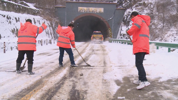 房县迎来新春全域降雪 交通部门除雪破冰保畅通