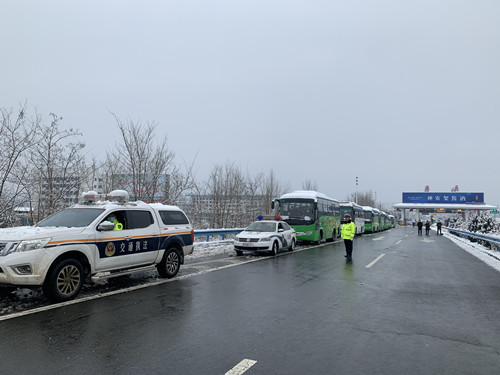 房县积极应对冰雪天气 确保安全有序返程