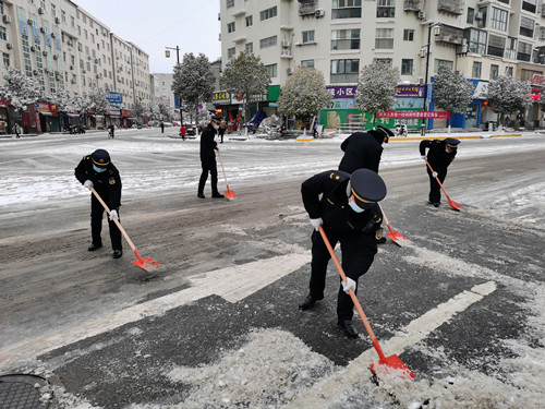 战雪保平安 房县在行动：城管环卫齐上阵 除雪融冰保畅通
