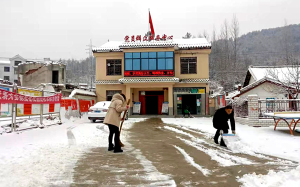 土城镇穿山堰村：扫雪除冰 上好新年第一班