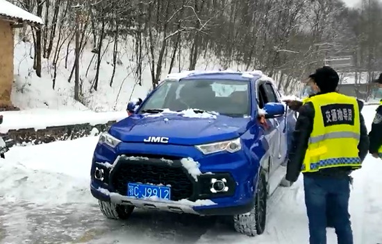 野人谷镇：交通劝导站  雪天保安全