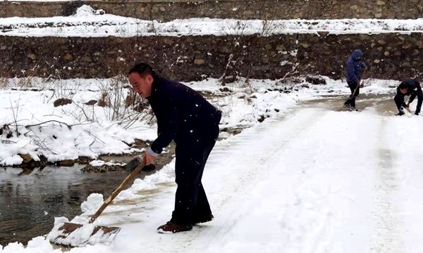 省农业发展中心驻村队:铲雪除冰助村民顺畅出行