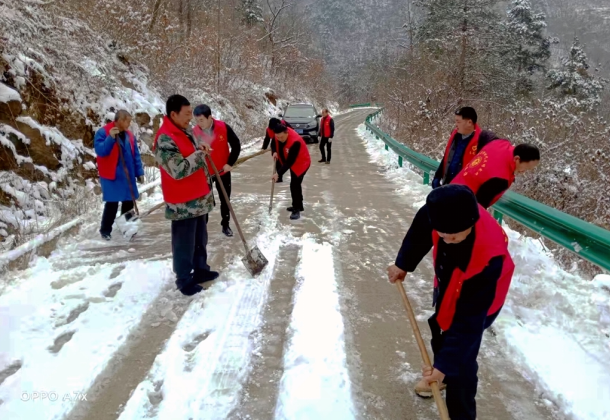 房县供销社驻村工作队为群众出行安全保驾护航