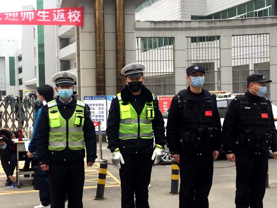 军店镇：“护学岗”助学生平安返校