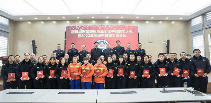 县城管执法局：为“蜗牛单位”授牌 向“十种作派”亮剑——内强素质 外树形象 全力服务“4A级景区式美丽县城”