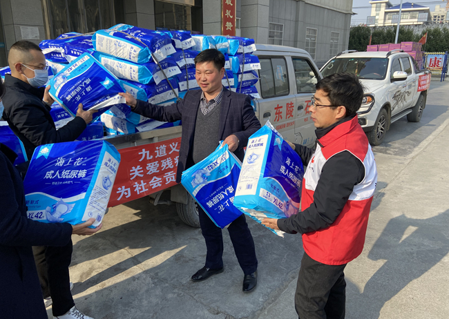 县红十字会携手社会爱心人士为残疾人送关爱