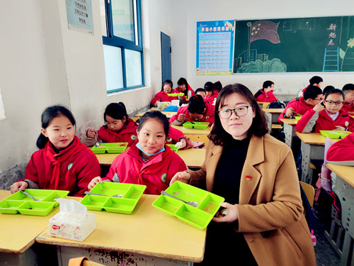 东城小学：开展“光盘行动” 杜绝“舌尖上的浪费”