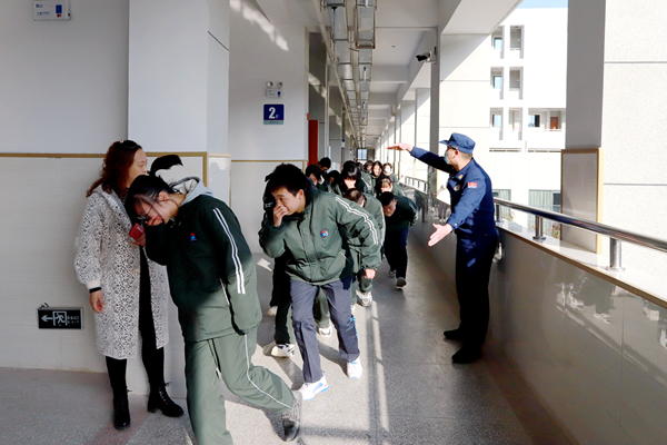 房县一中：消防培训进校园 实操演练保平安
