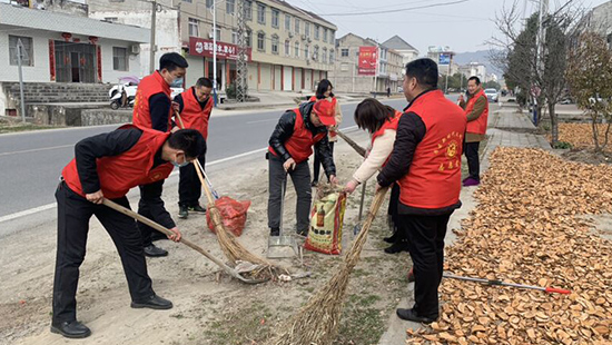 化龙堰镇财政所 开展“清洁房县、擦亮小镇”活动
