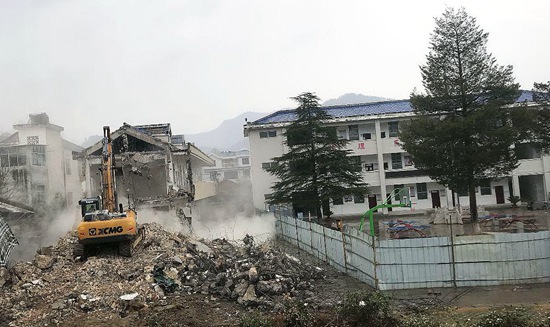 土城镇白鸡小学积极支持十房一级路建设
