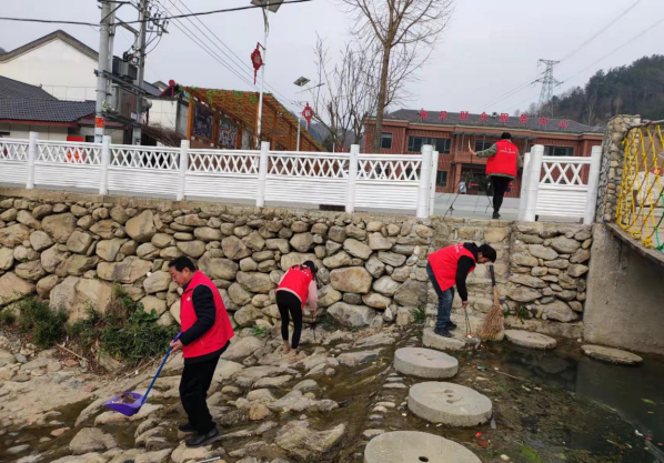 房县城投公司驻陈家铺村：组织开展农村人居环境集中整治