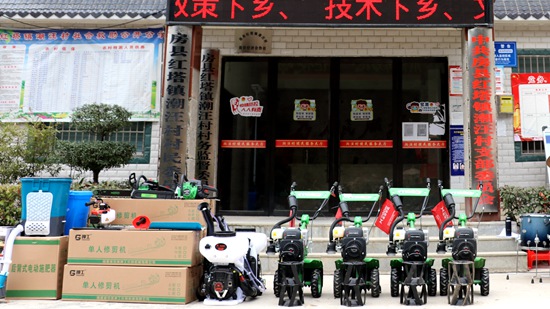 县农机服务中心开展“四下乡 ”活动进农村