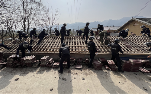 房县：多部门联合执法 拆除违建“零容忍”