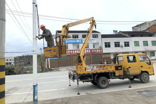 县路灯管理所：积极应对风雨天气  保障路灯设施安全
