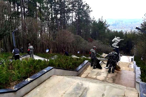 房县开展“清扫烈士陵园 缅怀革命先烈”文明实践活动