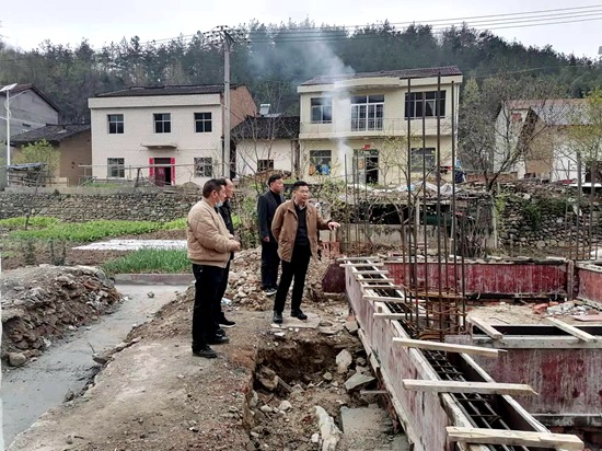 县委政法委工作队全力助推乡村振兴