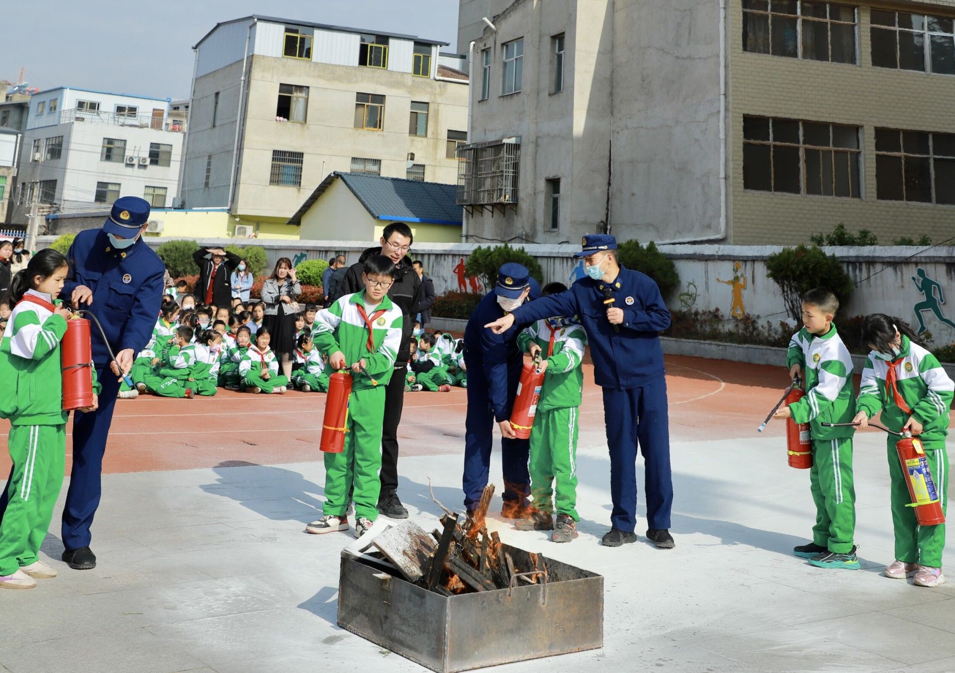 房县城关镇八一希望小学开展“全国中小学生安全教育日”主题教育系列活动