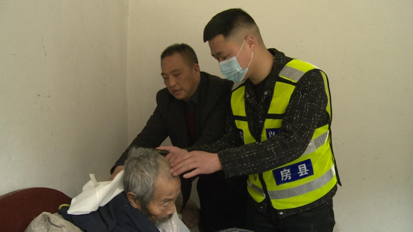 房县志强物业“平安义警”志愿服务队开展关爱老人活动